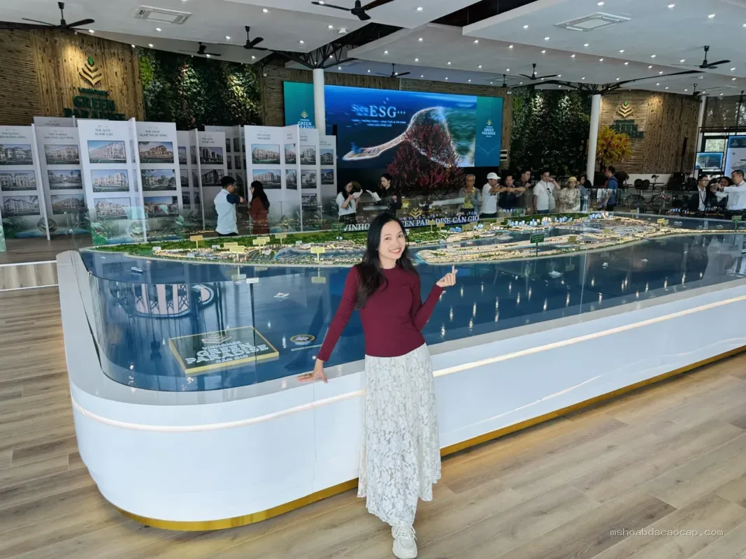 Ms Hòa tư vấn tại sa bàn Vinhomes Green Paradise Cần Giờ