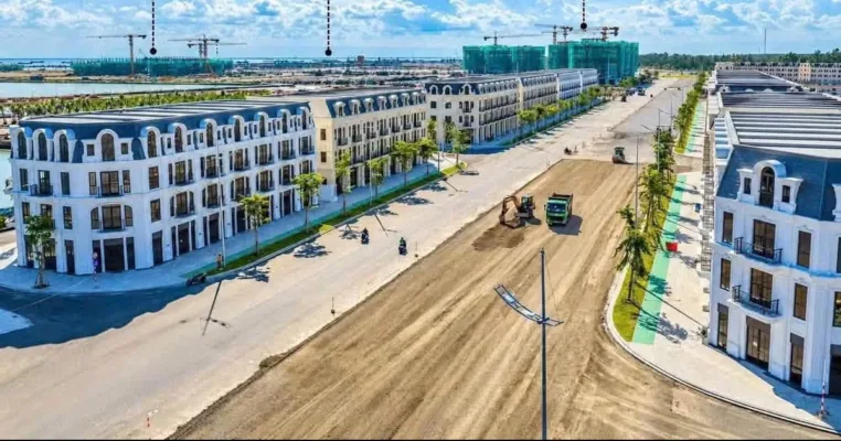 Dãy shophouse 2 mặt tiền Vinhomes Green Paradise Cần Giờ nhìn từ trên cao bên đường Tương Lai