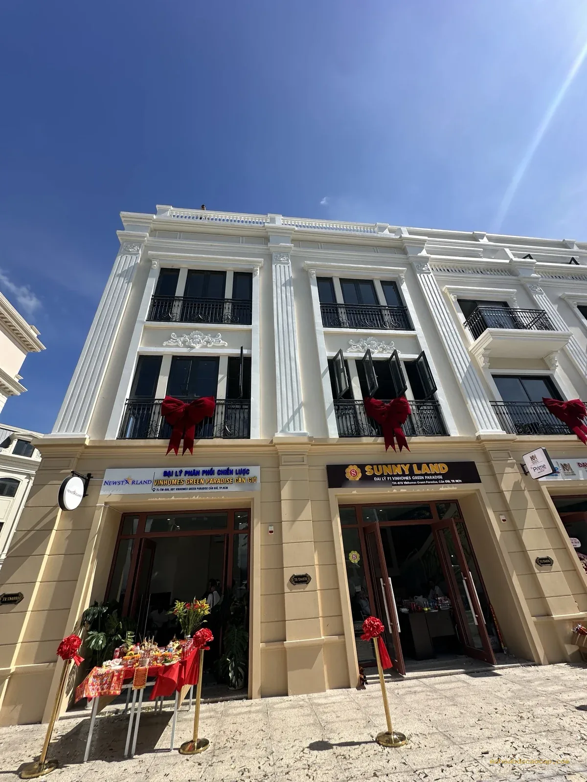 Shophouse kiến trúc tân cổ điển ở phân khu Vịnh Tiên, Vinhomes Green Paradise Cần Giờ thắt nơ đỏ ngày bàn giao, tầng trệt là văn phòng đại lý