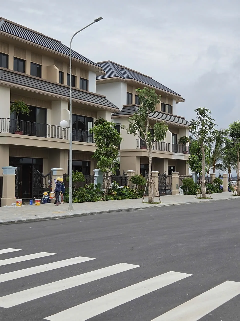 Biệt thự song lập mẫu phân khu Vịnh Ngọc, Vinhomes Green Paradise Cần Giờ, đường nội khu đã thảm nhựa