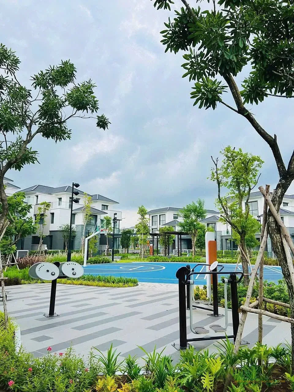 Công viên nội khu với sân bóng rổ và khu tập thể dục ngoài trời tại Gladia By The Waters