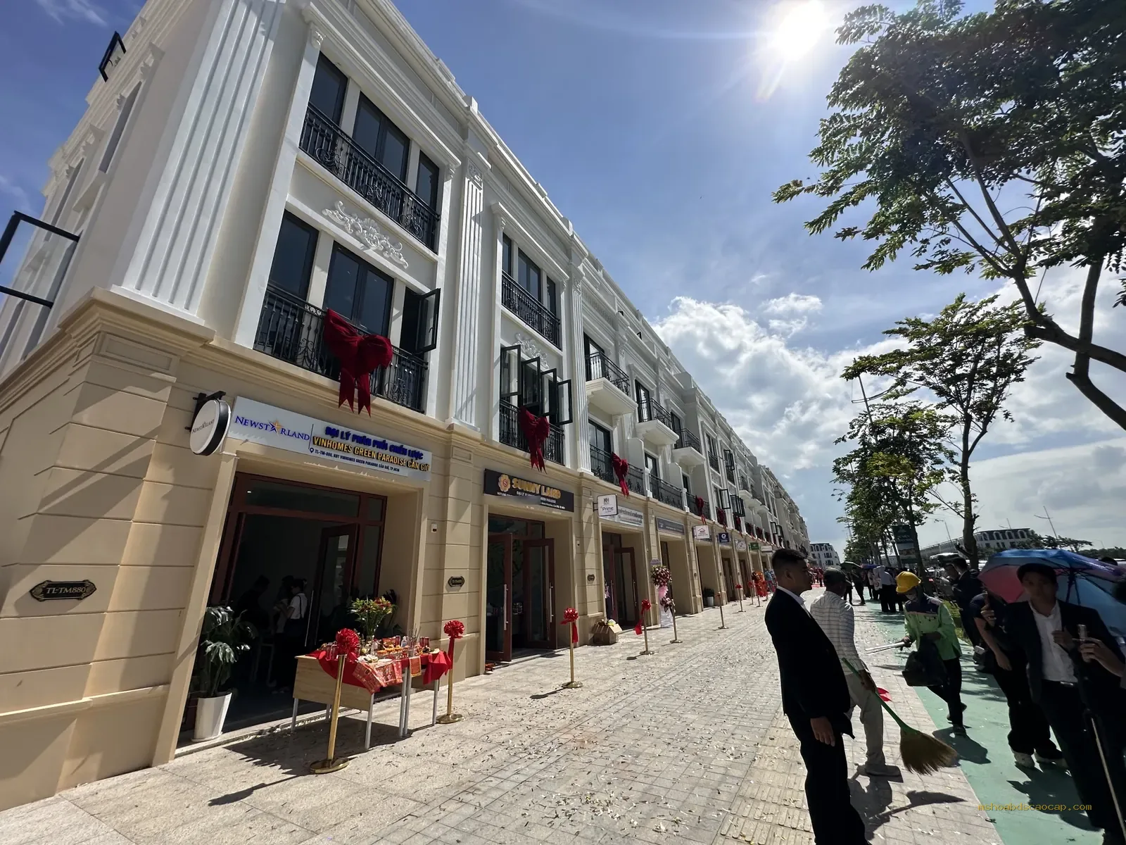 Dãy shophouse thuộc cụm thương mại dịch vụ phân khu Vịnh Tiên, Vinhomes Green Paradise Cần Giờ trong ngày bàn giao 17/10/2026