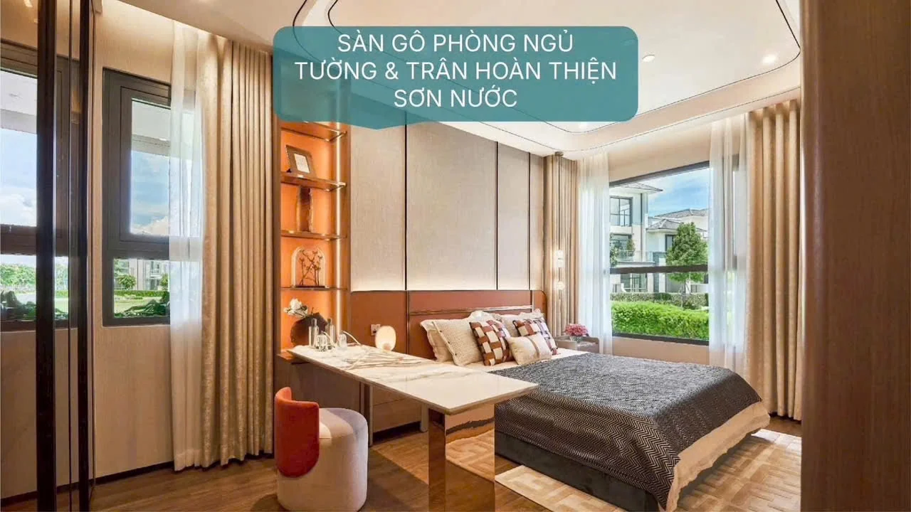 Phòng ngủ căn hộ mẫu Gladia Heights sàn gỗ, cửa kính lớn nhìn ra khu biệt thự