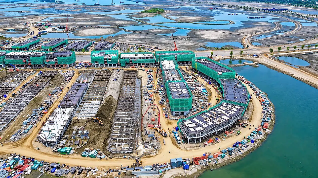 Cụm nhà phố Cosmo Bay ven mặt nước phân khu Vịnh Ngọc đang thi công phần mái và mặt ngoài, Vinhomes Green Paradise Cần Giờ