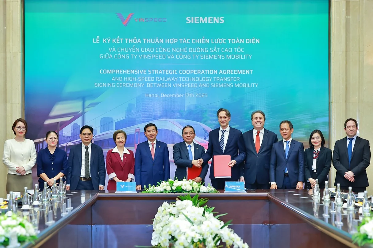 Lễ ký kết thỏa thuận hợp tác chiến lược toàn diện và chuyển giao công nghệ đường sắt cao tốc giữa VinSpeed và Siemens Mobility tại Hà Nội ngày 17/12/2025
